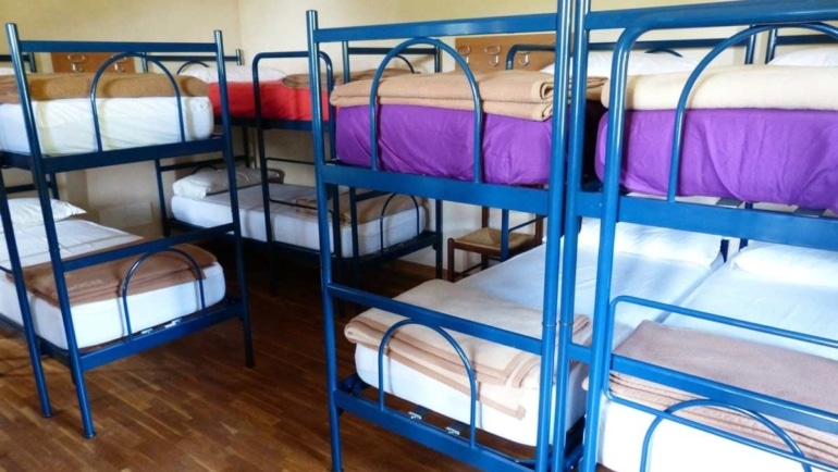 what does it mean to stay in a hostel